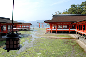 厳島神社と海上の鳥居