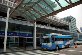 ターミナルとシャトルバス