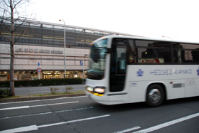 早朝の京都駅前に着いた高速バス