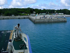 鳩間島の小さな港に接岸